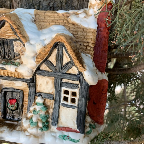 Vintage Christmas Cottage - Picture 6 of 14